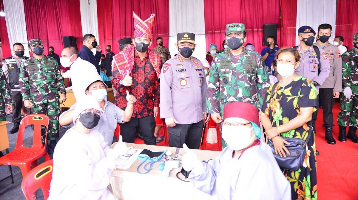 Kapolri dan Panglima Cek Vaksinasi di Pasar Induk Medan