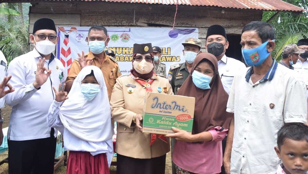 Kwarcab Pramuka Musi Rawas-2 Kwarcab Gerakan Pramuka Musi Rawas memberi bantuan kepada warga Desa Srimulyo.