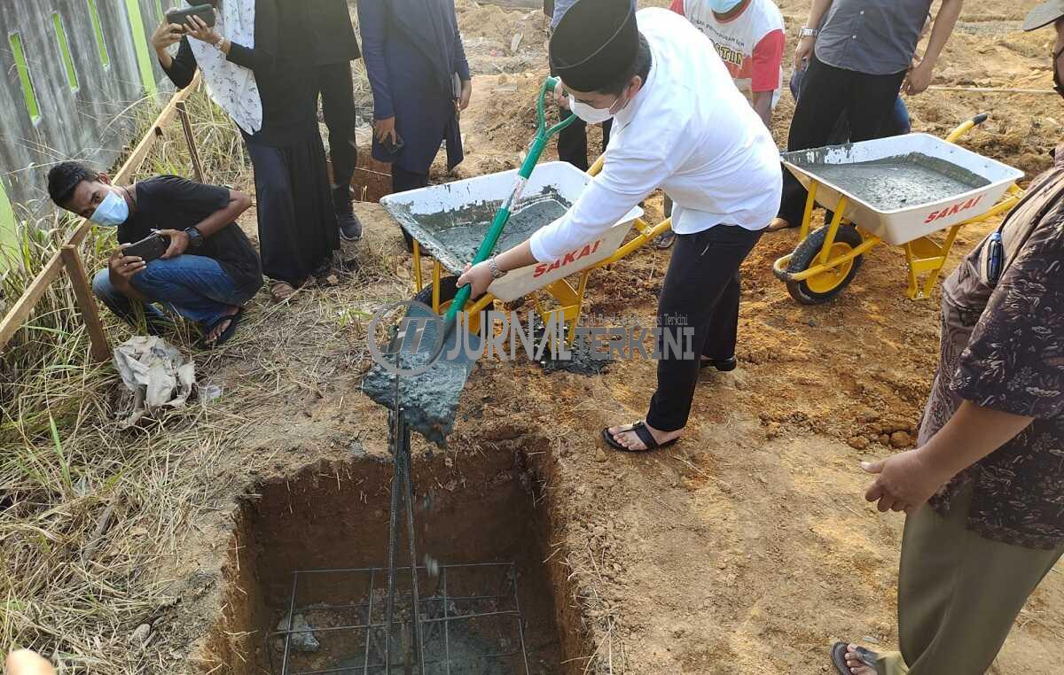 Lurah Harjosari Kecamatan Tebing Ganar Septyadi ikut melakukan pengecoran perdana. (foto: yra)