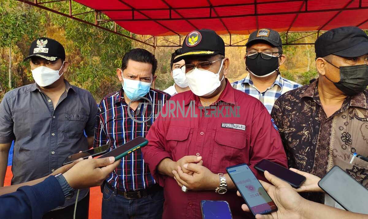 Bupati Karimun Aunur Rafiq didampingi Anggota DPRD Karimun Sulfanow Putra (2 kiri), Kadis Pangan dan Pertanian Sukrianto (2 kanan), Camat Tebing (kiri) memberikan keterangan terkait pembangunan Lumbung Pangan Masyarakat di Kelurahan Harjosasi. (foto: yra)
