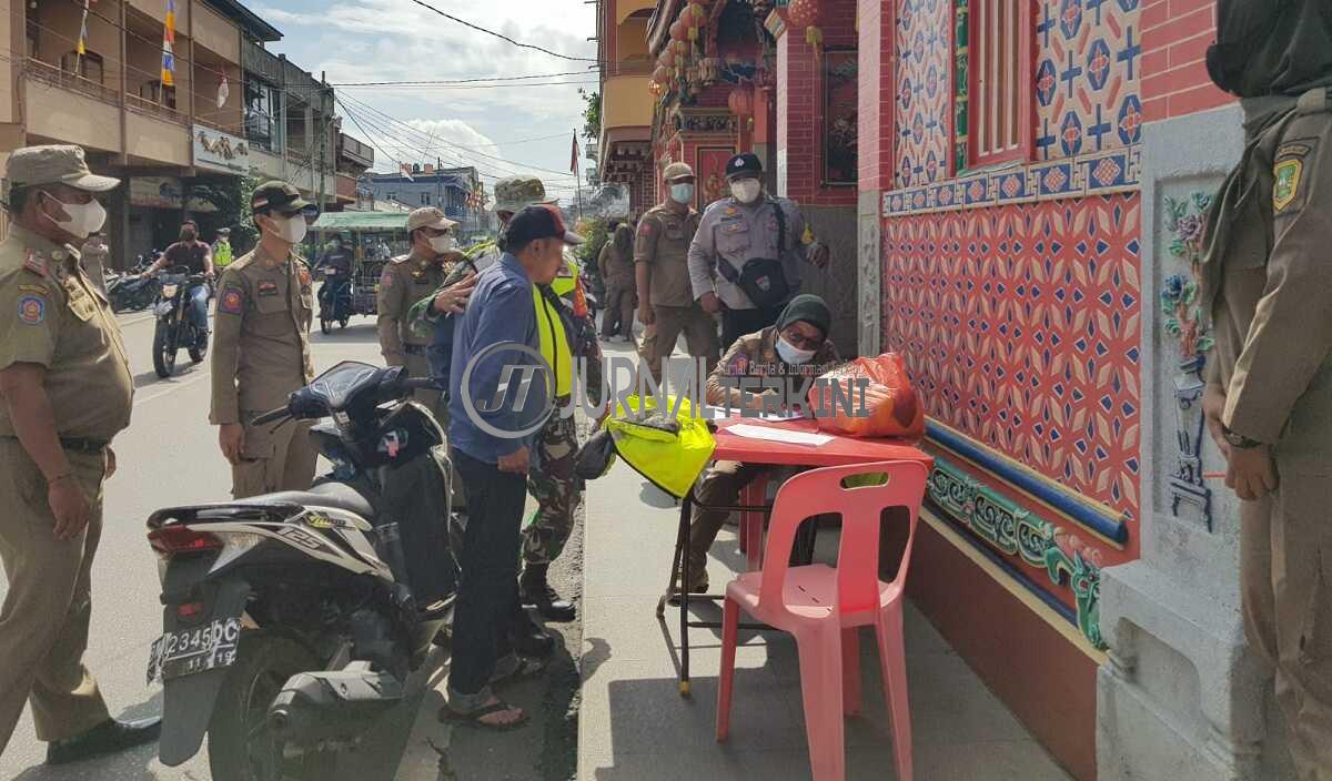 Tim gabungan Operasi Yustisi Kepulauan Meranti menggelar razia protokol kesehatan, Senin (6/9/2021). (foto: burhan)