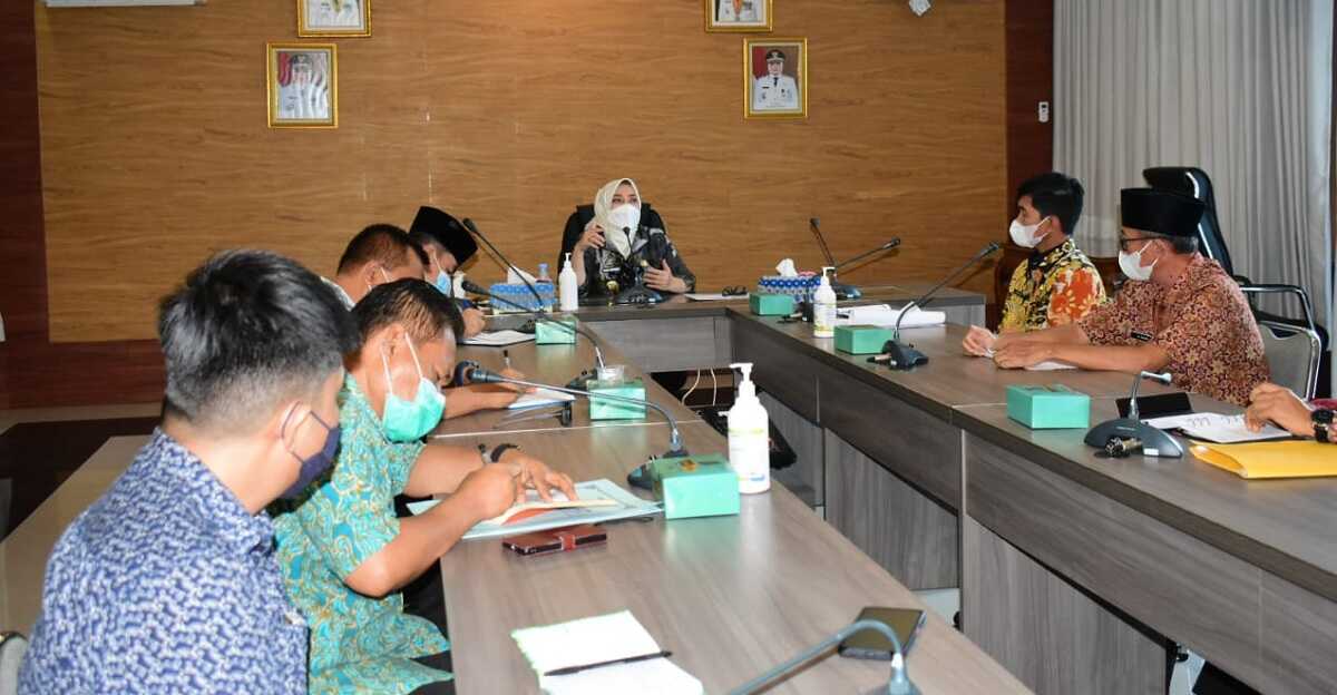 Bupati Musi Rawas Hj Ratna Machmud memimpin rapat penanganan COVID-19. Status PPKM di Musi Rawas kini turun ke level 2.