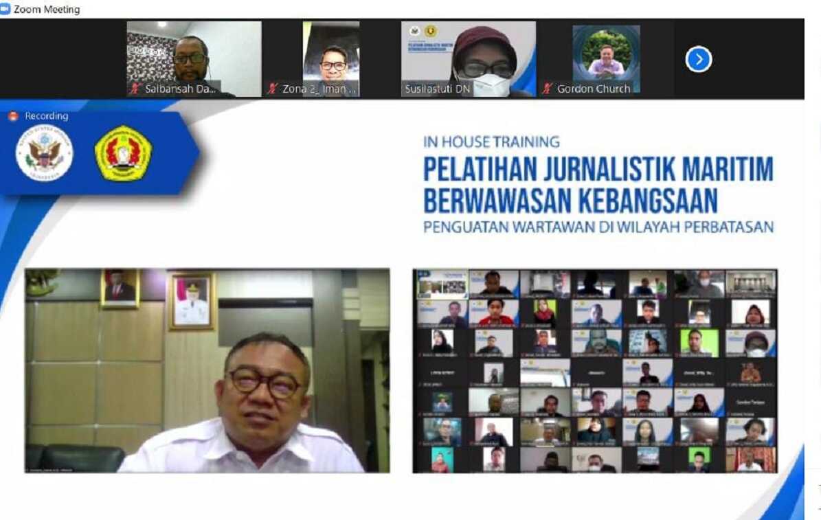 Sekda Karimun Muhammad Firmansyah jadi keynote speaker dalam pembukaan "In House Training Jurnalistik Maritim Berwawasan Kebangsaan' yang digelar Lembaga Penguji Kompetensi Wartawan (LPKW) UPN Veteran Yogyakarta dan Kedubes AS yang digelar melalui zoom meeting, Rabu (22/9/2021).