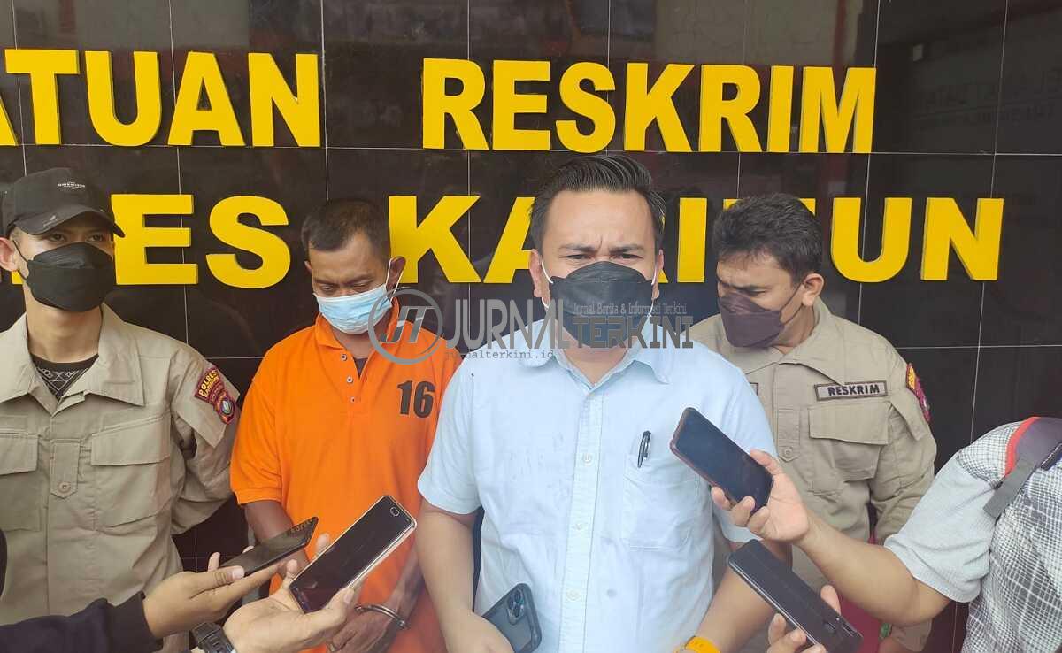 Kasat Reskrim Polres Karimun AKP Arsyad Riyandi memberikan keterangan terkait penangkapan residivis kasus penipuan yang salah satu aksinya terekam CCTV. (foto: yra)