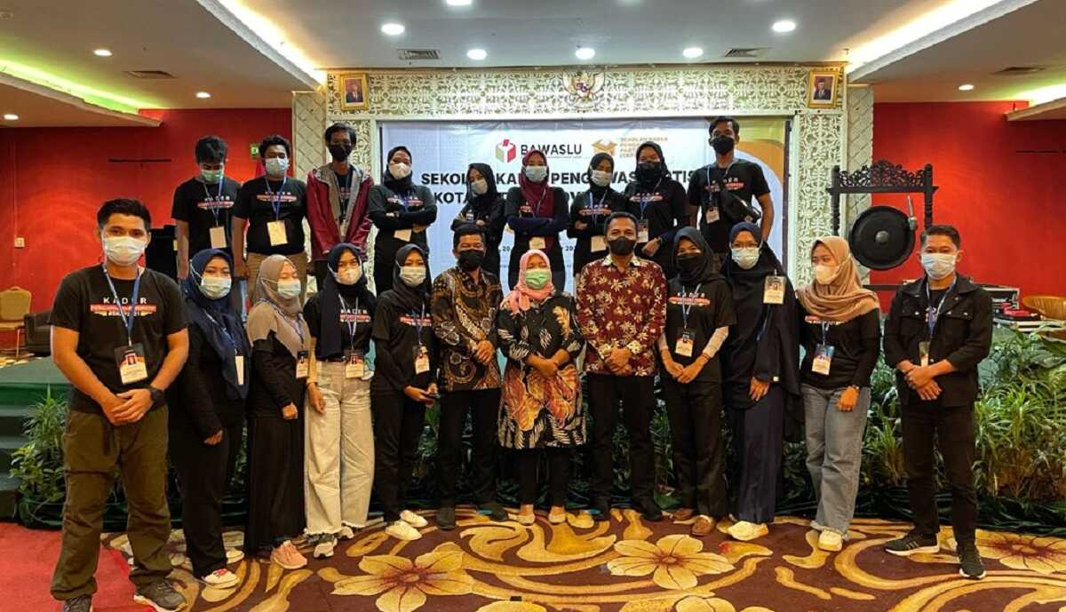 Peserta SKPP Karimun bersama komisioner Bawaslu Karimun Peserta SKPP Karimun bersama komisioner Bawaslu Karimun. (foto: Dok. Bawaslu Karimun)