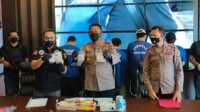 Polres Karimun konferensi pers kasus narkoba Kapolres Karimun AKBP Tony Pantano memberikan keterangan pers terkait pengungkapan 6 kasus narkoba dalam sebuan terakhir. (foto: yra)
