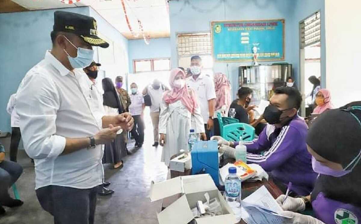 Vaksinasi Kabupaten Meranti Bupati Meranti yang juga Ketua Gugus Tugas COVID-19 memantau pelaksanaan vaksinasi massal COVID-19.