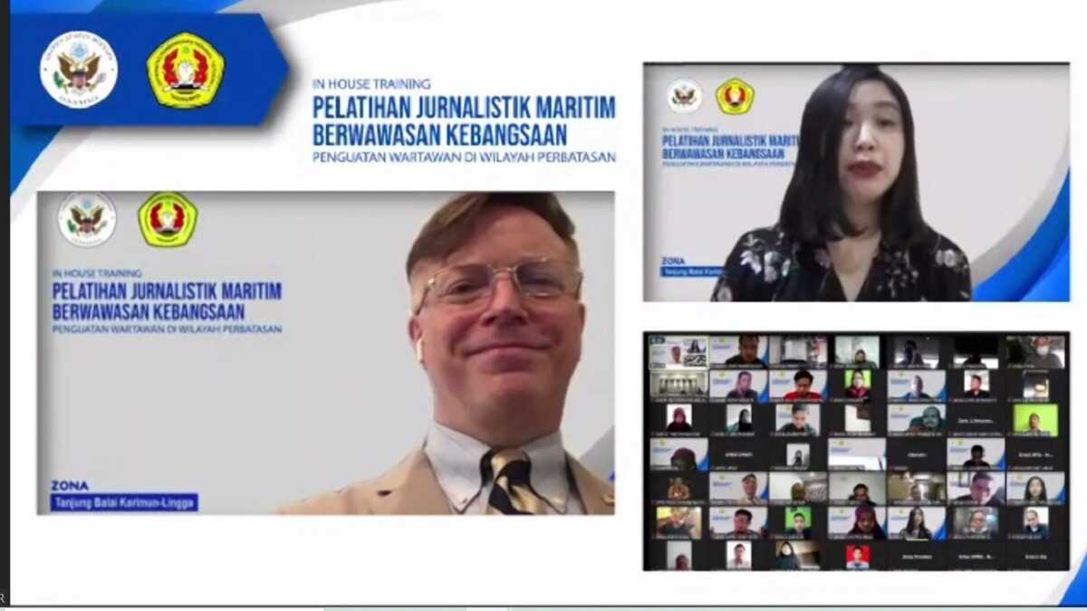 pelatihan jurnalistik karimun lingga Konsul dan Pejabat Utama Konsulat Amerika Serikat (AS) Medan, Gordon S. Church saat menyampaikan sambutannya.