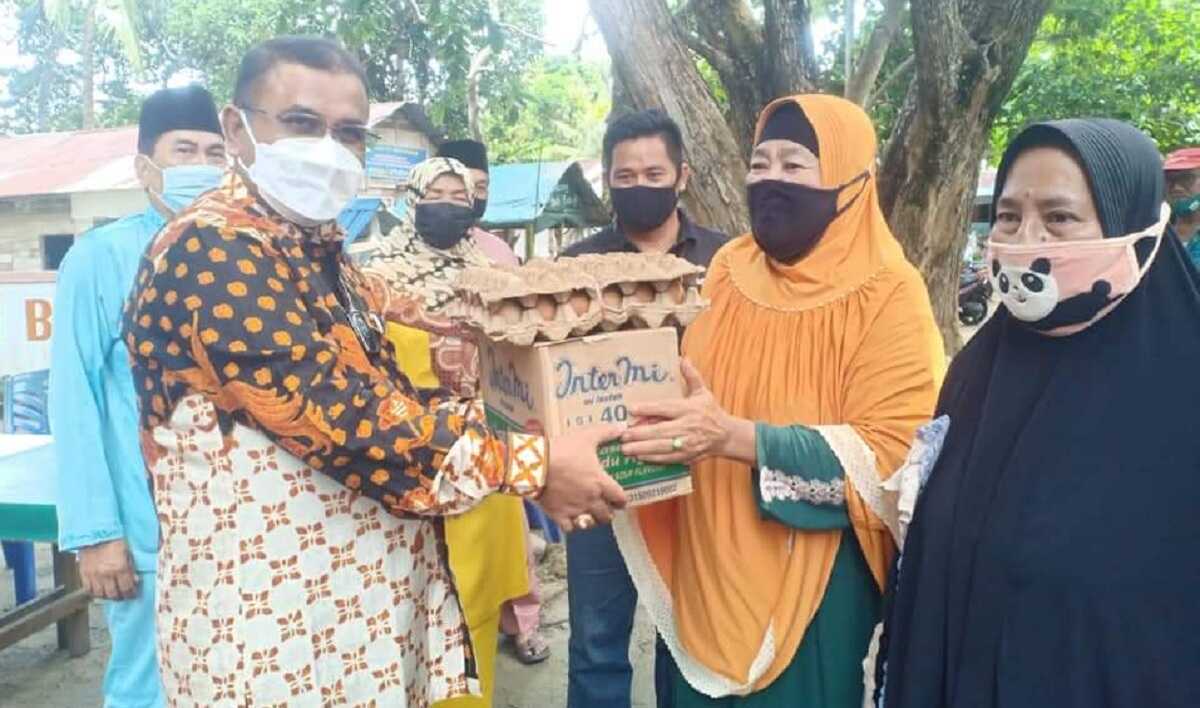 Bupati Karimun Aunur Rafiq menyalurkan puluhan paket sembako kepada para pedagang di Pantai Pelawan, sumbangan dari karyawan PT Saipem.