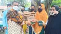 Bupati Karimun Aunur Rafiq menyalurkan puluhan paket sembako kepada para pedagang di Pantai Pelawan, sumbangan dari karyawan PT Saipem.