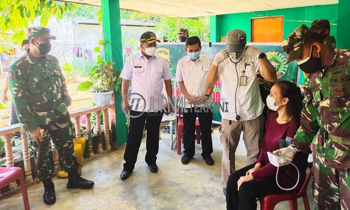 vaksinasi door to door di Karimun Bupati Karimun Aunur Rafiq bersama Dandim 0317/TBK meninjau vaksinasi door to door. (foto: yra)