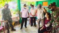 vaksinasi door to door di Karimun Bupati Karimun Aunur Rafiq bersama Dandim 0317/TBK meninjau vaksinasi door to door. (foto: yra)