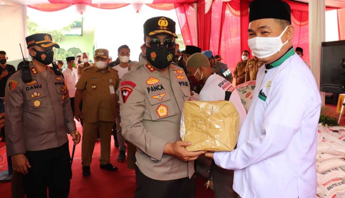 Kapolda Sumut memberikan bantuan di sela kegiatan Vaksinasi Merdeka Polri.