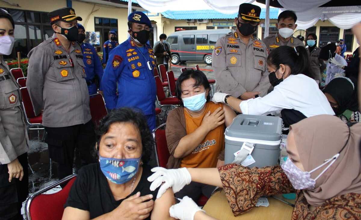 vaksinasi polairud poldasu di belawan Ditpolairud Poldasu Gelar Vaksinasi Tahap I kepada Masyarakat Pesisir Belawan