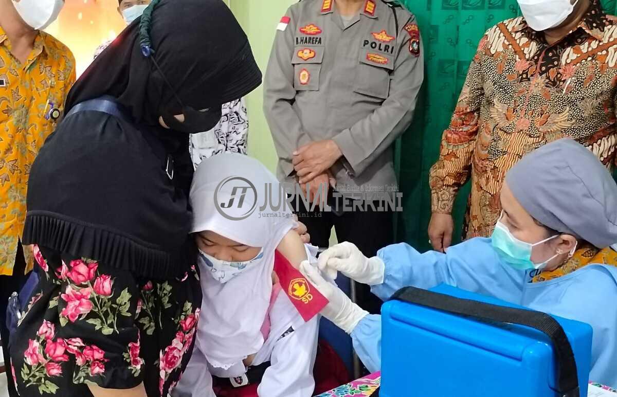 Seorang siswa SD mendapatkan suntikan vaksin dalam program vaksinasi COVID-19 di Karimun.