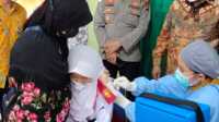 vaksinasi siswa karimun Seorang siswa SD mendapatkan suntikan vaksin dalam program vaksinasi COVID-19 di Karimun.