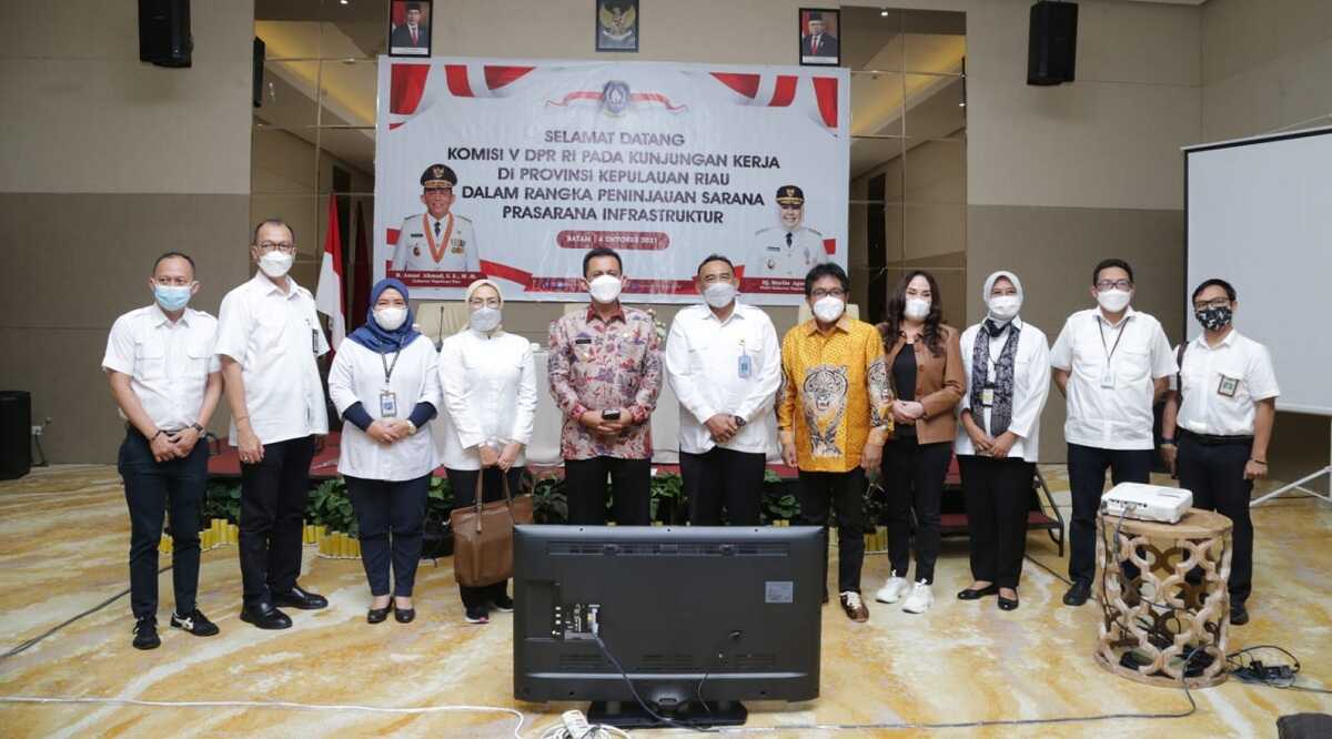 GUbernur Kepri Ansar Ahmad di hadapan Komis V DPR memaparkan beberapa mesin baru ekonomi di Kepri. (foto: Biro Humas Pemprov Kepri)