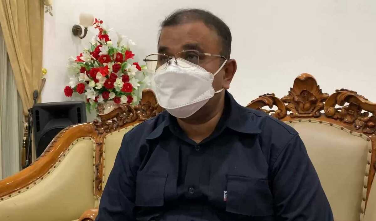 Bupati Kabupaten Karimun Aunur Rafiq saat diwawancarai wartawan di kediamannya. (foto: Tim dari In House Training Jurnalistik Maritim Berwawasan Kebangsaan)
