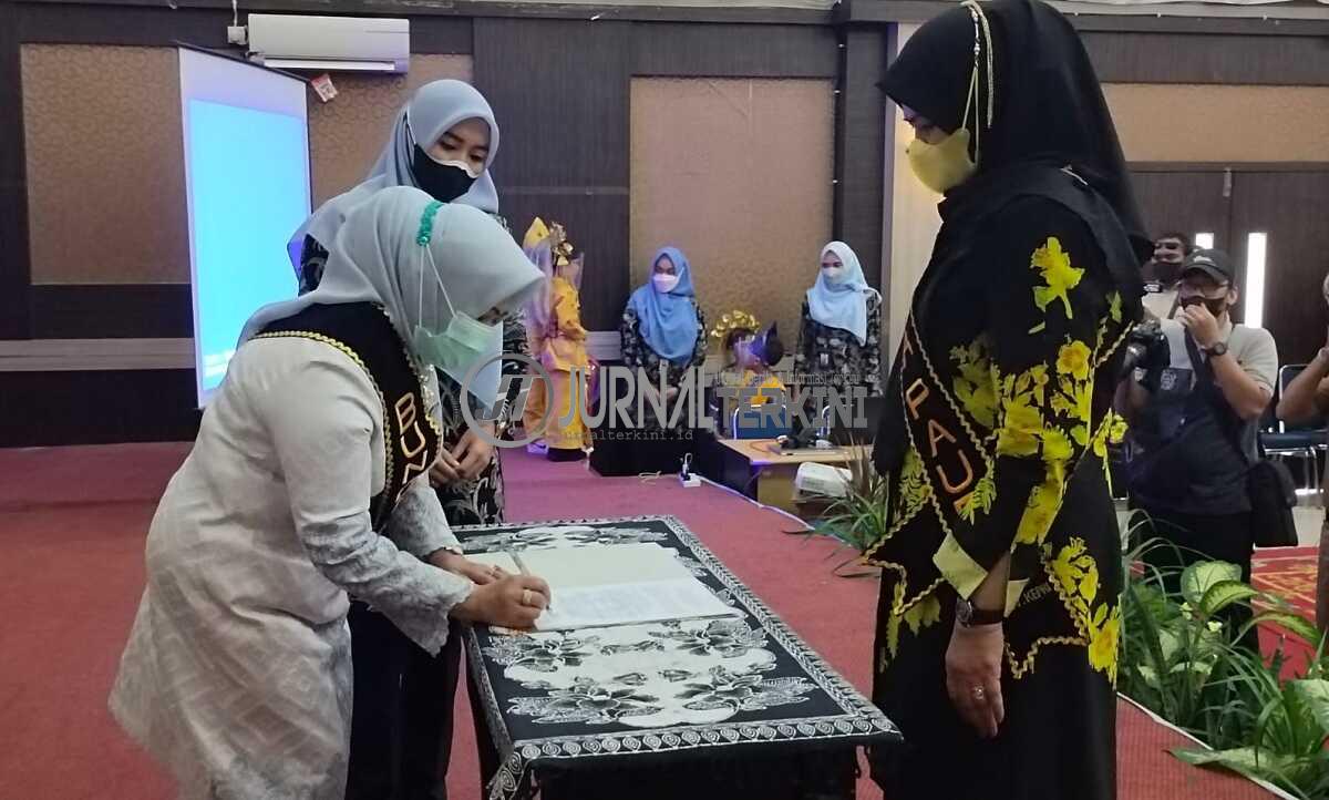 Penandatanganan naskah pengukuhan sebagai Bunda PAUD Karimun oleh Raja Azmah Aunur Rafiq disaksikan Bunda PAUD Kepri Dewi Kumalasari Ansar Ahmad. (foto: yra)