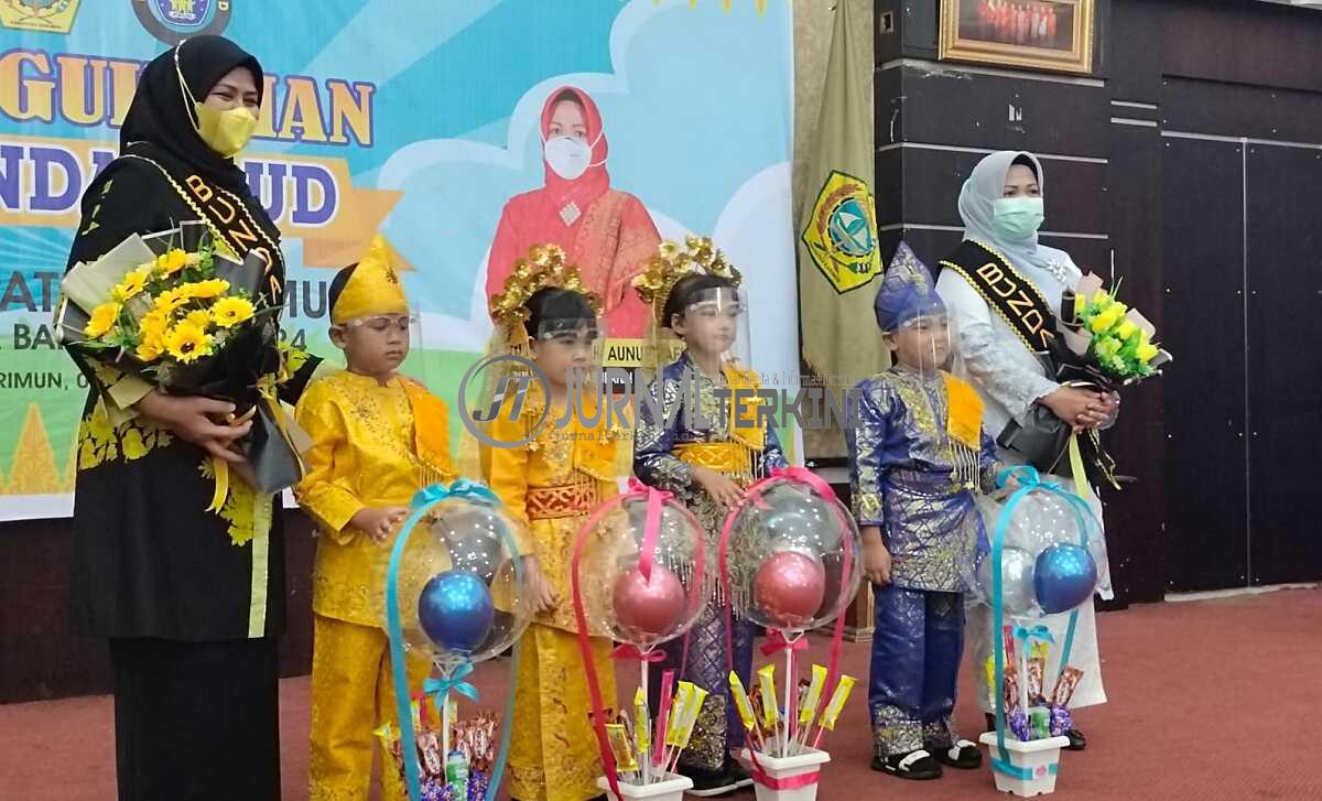 Dewi Ansar Ahmad mengukuhkan Raja Azmah Aunur Rafiq sebagai Bunda PAU Karimun. (foto: yra)