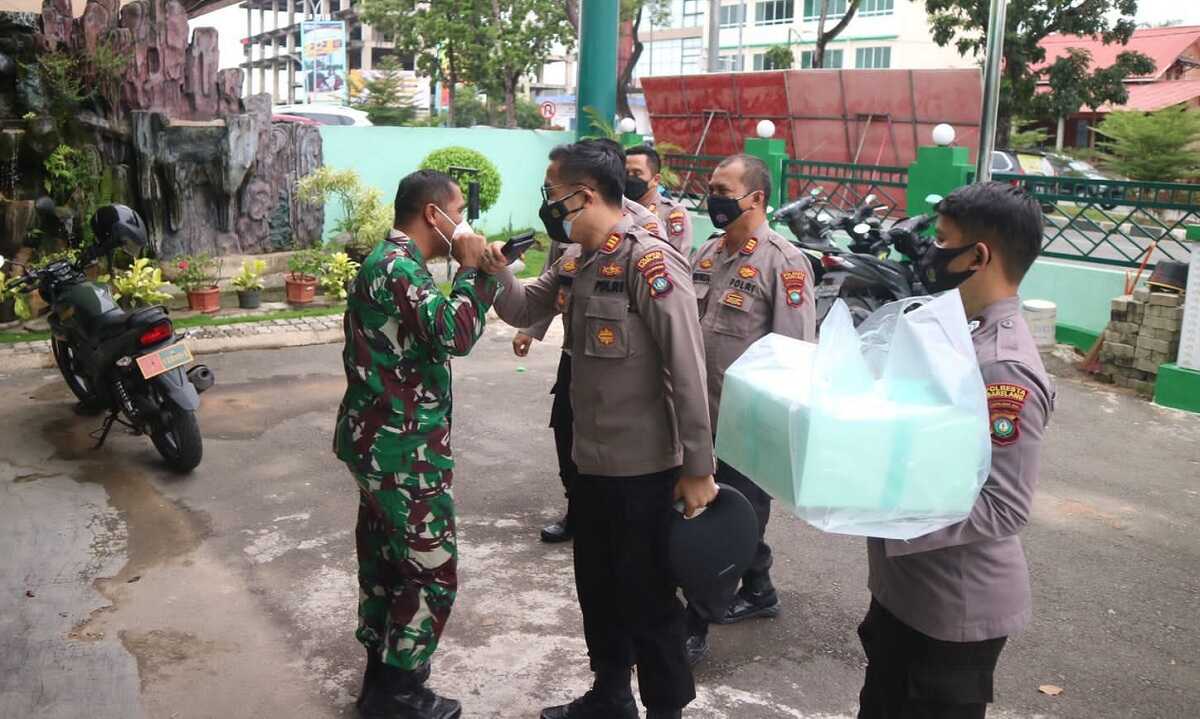 Empat kapolsek Polresta Barelang memberikan kejutan untuk Koramil 01/Batam Timur di HUT TNI ke-76, Selasa (5/10/2021).