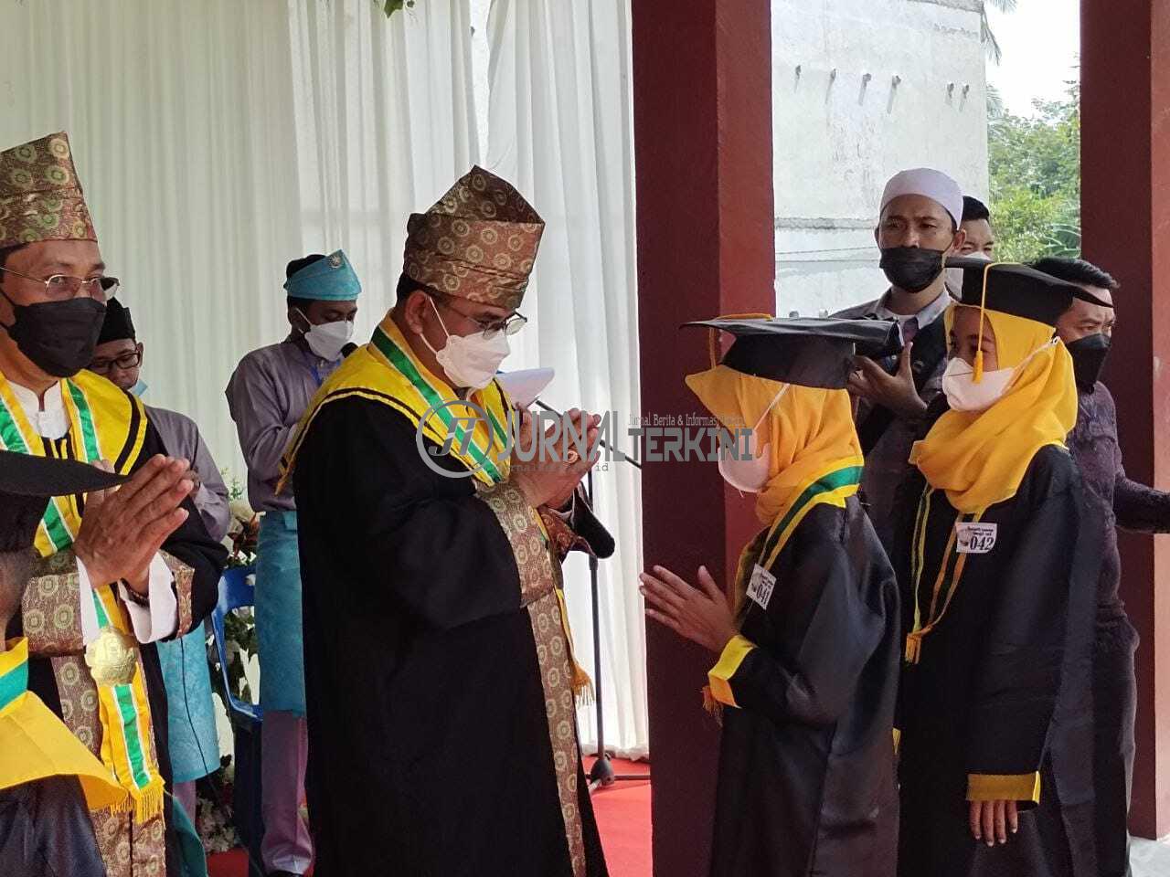 Bupati Karimun Aunur Rafiq mewisuda ratusan santri TPQ di Pulau Kundur.