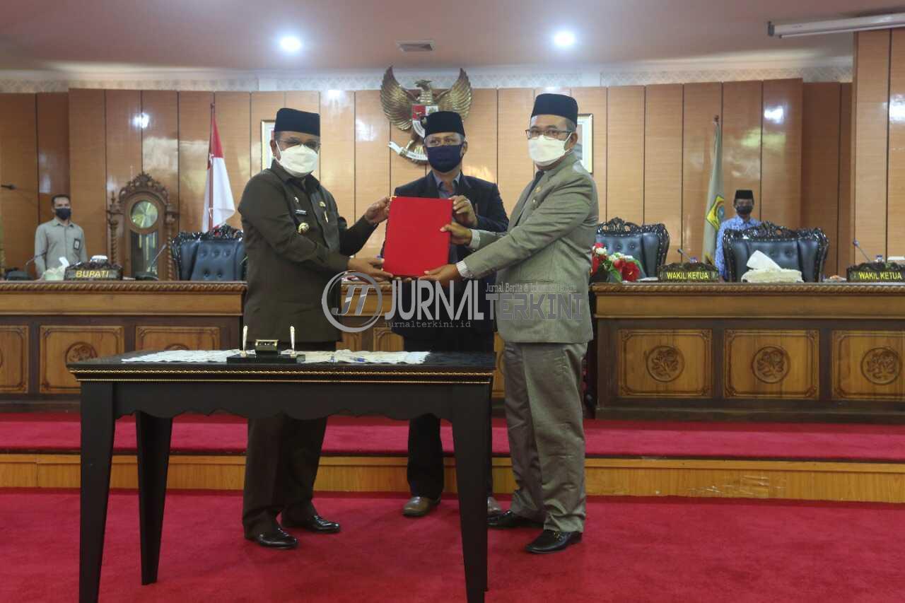 Bupati Karimun Aunur Rafiq menyerahkan Rancangan Perubahan SOTK ke DPRD Karimun, Senin (18/10/2021)