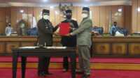 Bupati Karimun Aunur Rafiq menyerahkan Rancangan Perubahan SOTK ke DPRD Karimun, Senin (18/10/2021)
