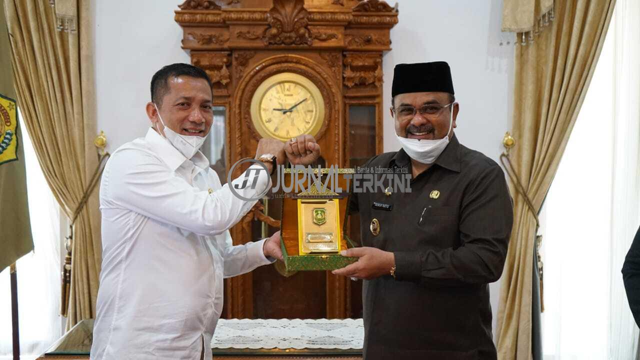 Bupati Karimun Aunur Rafiq (kanan) dan Bupati Kepulauan Meranti M Adil bertukar cenderamata usai penandatanganan MoU bidang kesehatan di rumah dinas Bupati Karimun,Senin (25/10/2021).