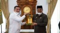 Bupati Karimun Aunur Rafiq (kanan) dan Bupati Kepulauan Meranti M Adil bertukar cenderamata usai penandatanganan MoU bidang kesehatan di rumah dinas Bupati Karimun,Senin (25/10/2021).
