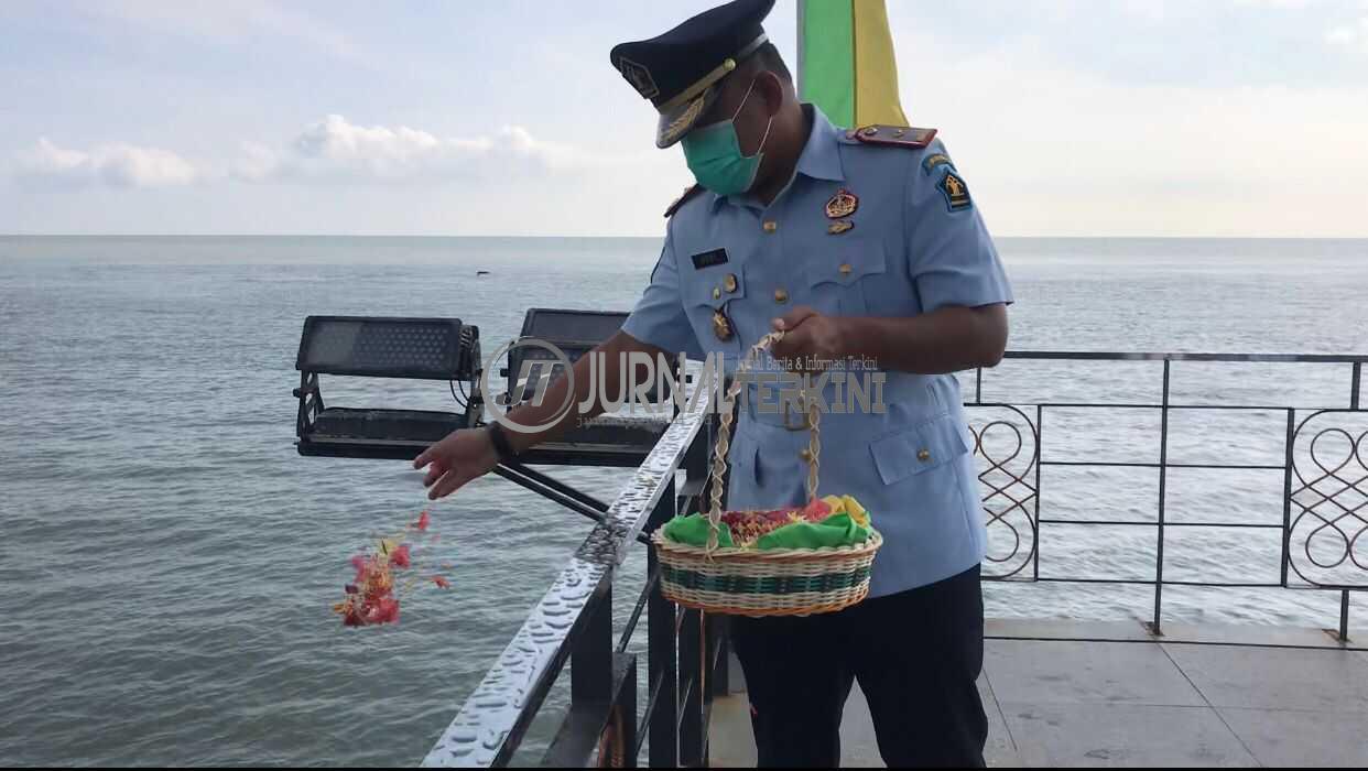 Kepala Rutan Karimun Dody Naksabani abur bunga jelang peringatan Hari Dharma Karyadhika. (foto: yra)