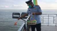 Kepala Rutan Karimun Dody Naksabani abur bunga jelang peringatan Hari Dharma Karyadhika. (foto: yra)