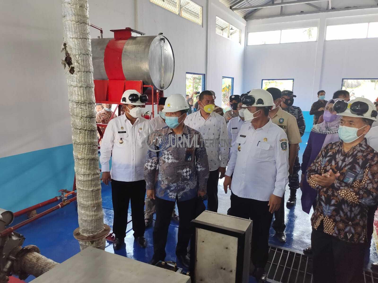 IMG-20211027-WA0035 Gubernur Kepri Ansar Ahmad didampingi Bupati Karimun Aunur Rafiq dan Senior Manajer Perencanaan PLN Kepri dan Riau, Jaka Sumantri meresmikan Program Desa Berlistrik di lima desa Kabupaten Karimun, Rabu (27/10/2021). (foto: yra)