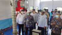 IMG-20211027-WA0035 Gubernur Kepri Ansar Ahmad didampingi Bupati Karimun Aunur Rafiq dan Senior Manajer Perencanaan PLN Kepri dan Riau, Jaka Sumantri meresmikan Program Desa Berlistrik di lima desa Kabupaten Karimun, Rabu (27/10/2021). (foto: yra)