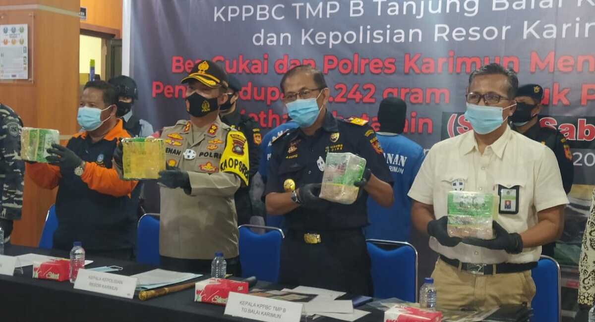 Bea Cukai Karimun dan Polres Karimun pada 2020 yang lalu menggelar konferensi pers pengungkapan kasus penyelundupan 4 kg sabu jaringan internasional.