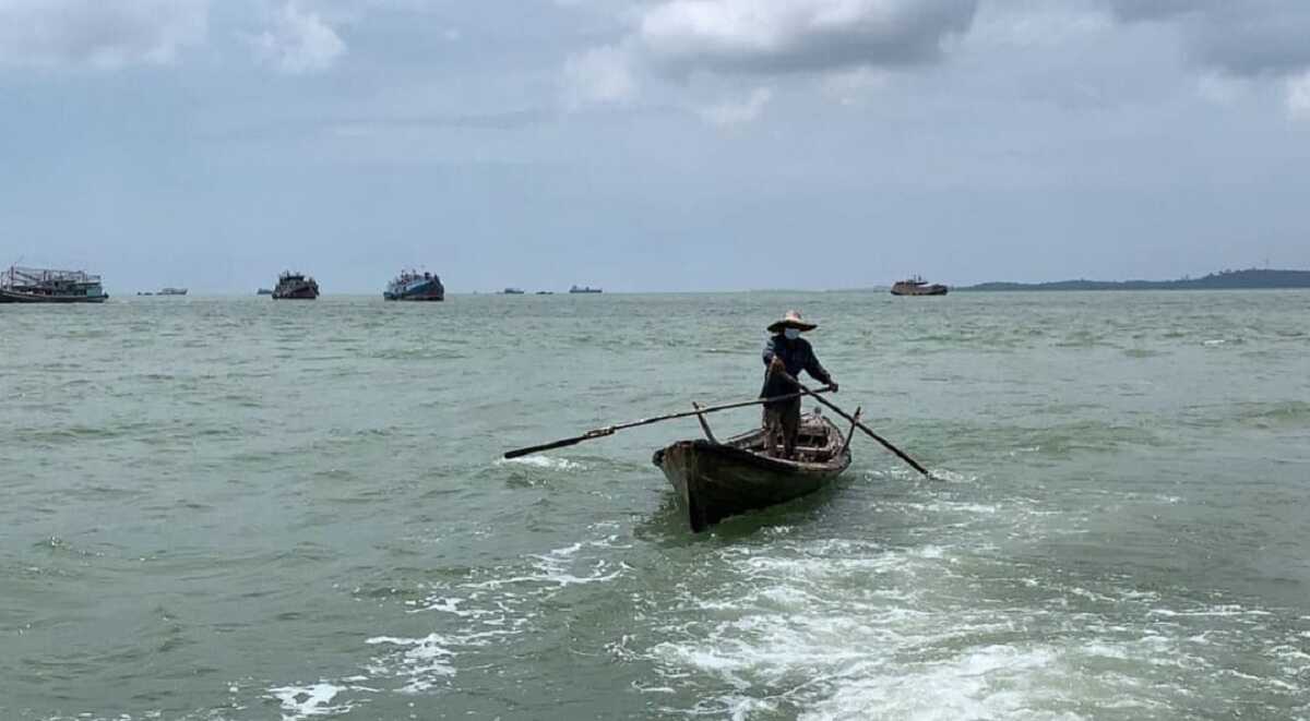 Nelayan tradisional di Kabupaten Karimun saat mencari ikan. (Foto: Tim In House Training Jurnalistik Maritim Berwawasan Kebangsaan)