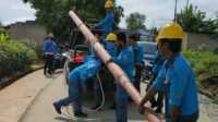 PLN Karimun ganti tiang listrik