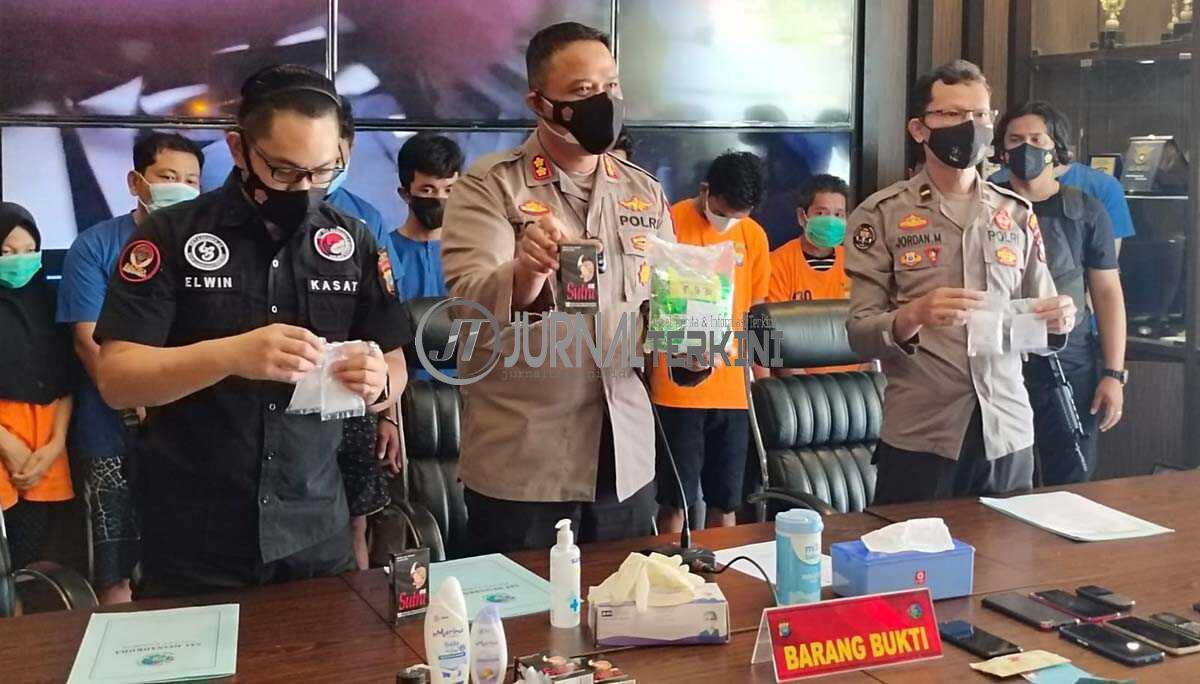 Kapolres Karimun AKBP Tony Pantano memberikan keterangan pers terkait pengungkapan kasus narkoba jaringan internasional. (foto: yra)