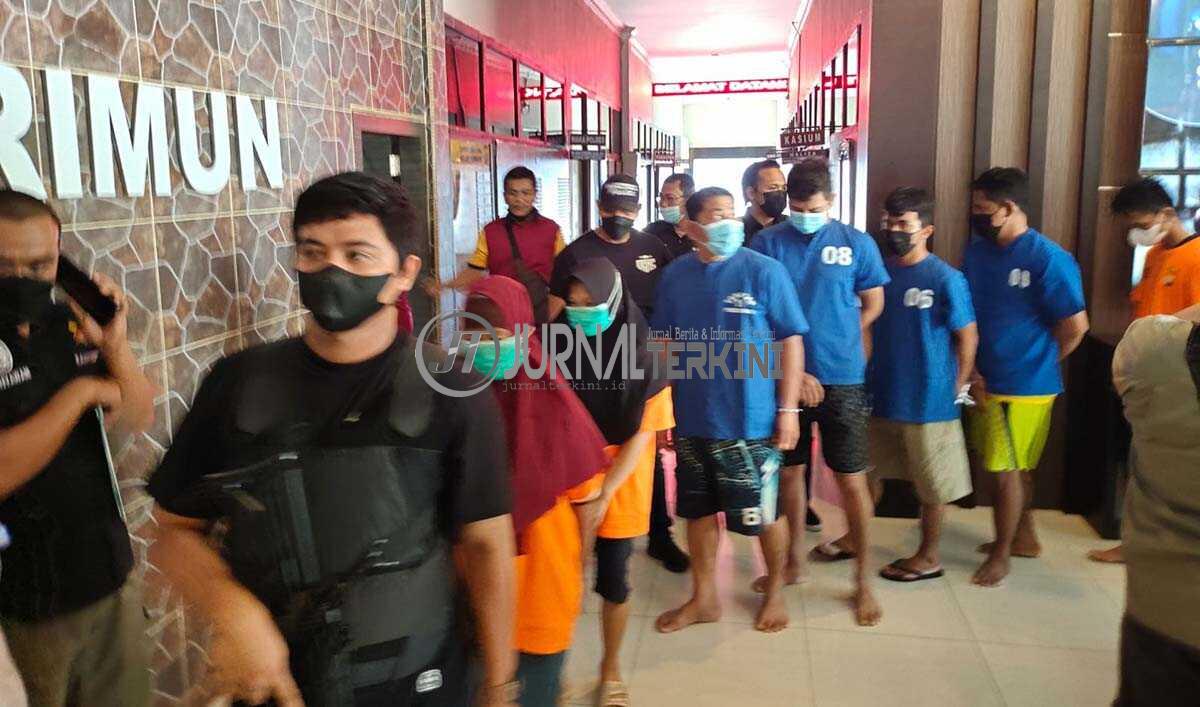 Para tersangka kasus narkoba jaringan internasional digiring polisi usai konferensi pers di Mapolres Karimun, Jumat (8/10/2021). (foto: yra)