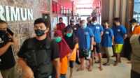 Para tersangka kasus narkoba jaringan internasional digiring polisi usai konferensi pers di Mapolres Karimun, Jumat (8/10/2021). (foto: yra)