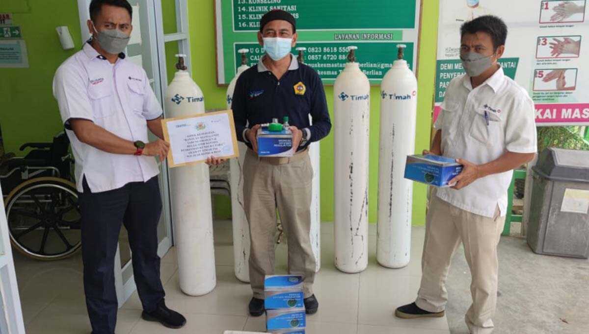 Timah salurkan oksigen di Karimun1 PT Timah Tbk menyalurkan puluhan tabung oksigen dan regulator ke Kabupaten Karimun melalui beberapa puskesmas. (foto: Dok. PT Timah Tbk)