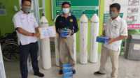 Timah salurkan oksigen di Karimun1 PT Timah Tbk menyalurkan puluhan tabung oksigen dan regulator ke Kabupaten Karimun melalui beberapa puskesmas. (foto: Dok. PT Timah Tbk)