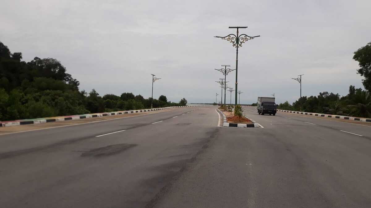 Akses jalan dengan dua jalur menuju lokasi Megaproyek Malarko yang telah dibangun Badan Pengusahaan FTZ Karimun sejak 2018. (foto: Rusdianto)