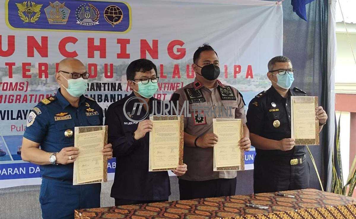 Berfoto selepas tanda tangan berkas launching pelayanan terpadu satu atap. (foto: yra)