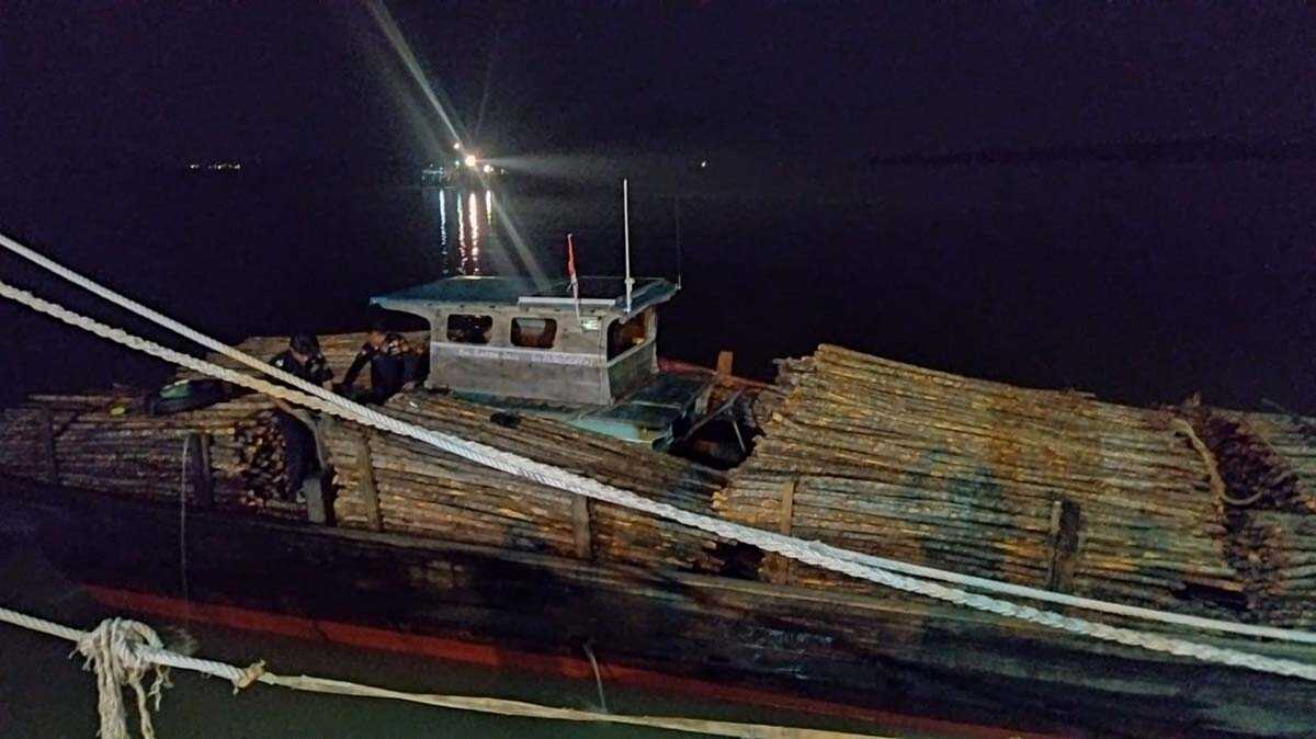 penyelundupan kayu KM Rafida KM Rafida beserta muatan kayu bakau yang diamankan petugas patroli BC Kepri. (foto: Humas BC Kepri)
