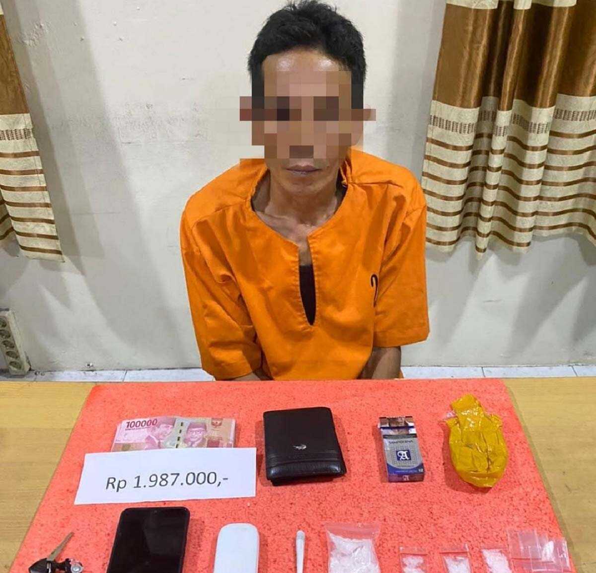 Tersangka R, warga Tembilahan diduga pengedar narkoba setelah diamankan polisi.