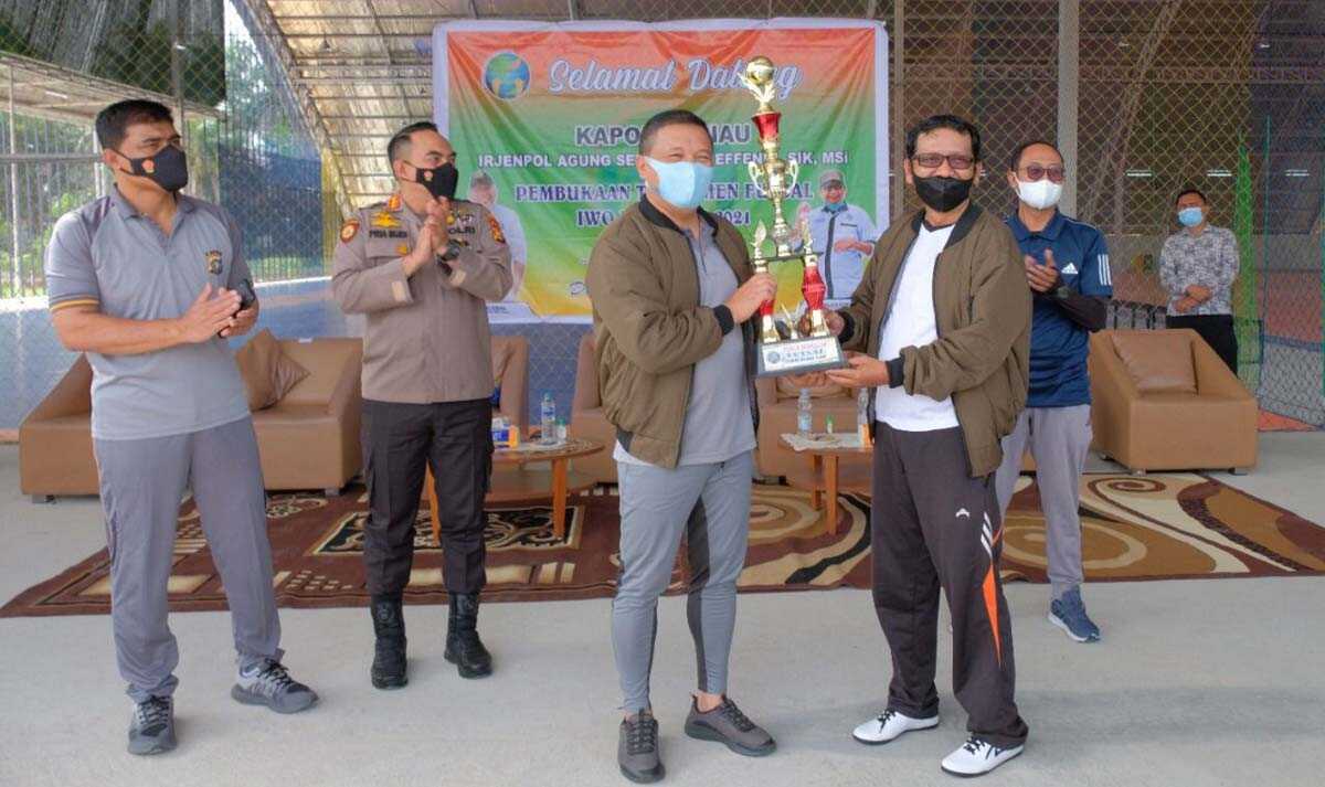 Kapolda Riau menyerahkan piala yang akan diperebutkan dalam Turnamen Futsal IWO Riau.