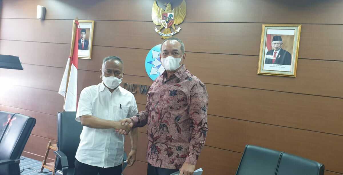 Dewan Pers buka pendaftaran anggota Serah terima pimpinan sidang dari anggota yang tertua (Atal S Depari), kepada ketua BPPA Terpilih (Syafril Nasution)