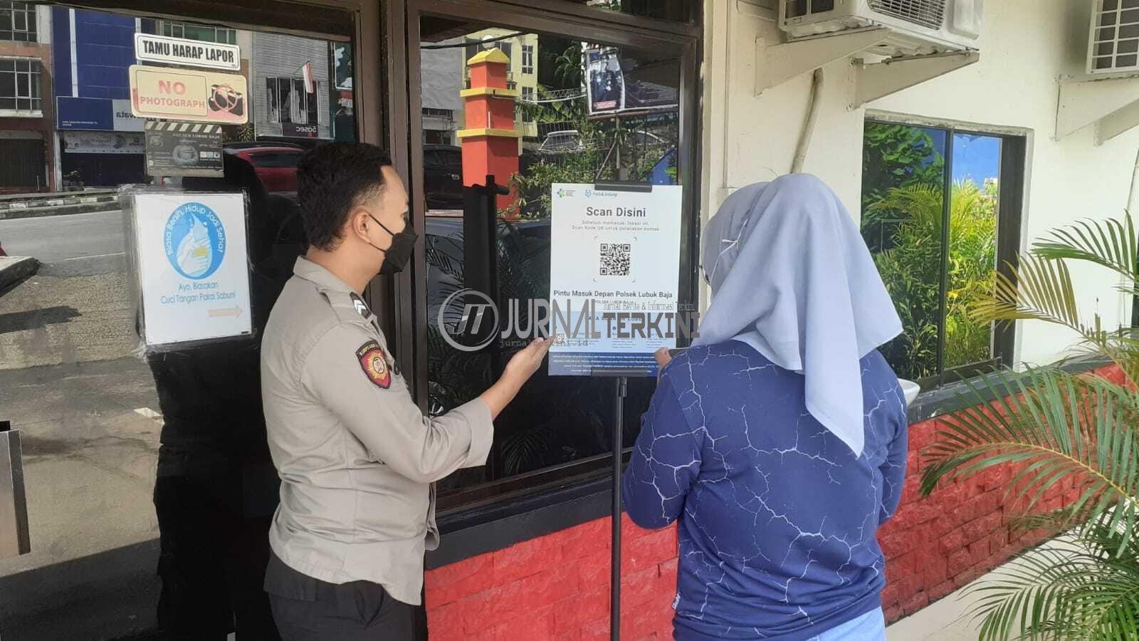 Masuk ke Polsek Lubuk Baja wajib scan barcode PeduliLindungi