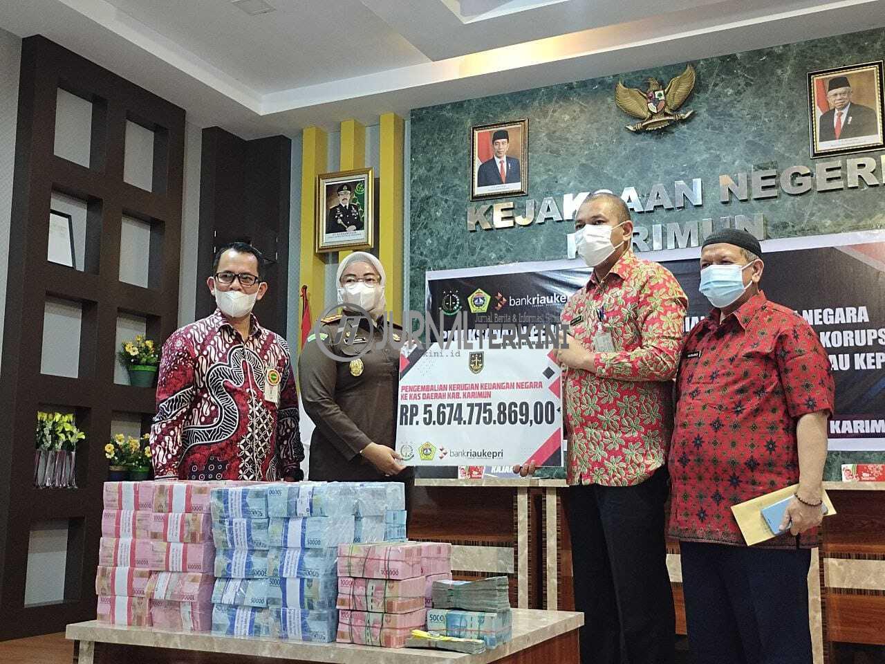 Kasus Korupsi DPRD Karimun Kepala Kejaksaan Negeri Karimun Meilinda secara simbolis mengembalikan kerugian keuangan negara dalam dugaan korupsi di Sekretariat DPRD Karimun kepada Asisten III Setkab Karimun Fajar Harison Abidin beberapa waktu lalu. (Dok Jurnal Terkini/yra)